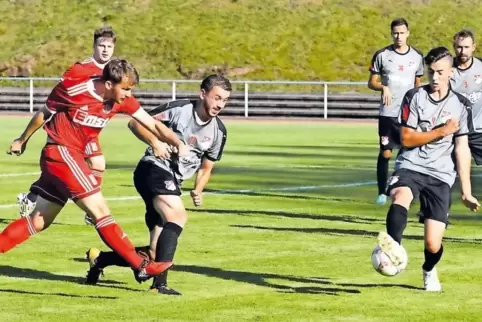 Als Dennis Hirt (links) in Hälfte eins früh zum 1:0 traf, war die TSC-Pokalwelt noch in Ordnung. Hier wird er von den Eppenbrunn