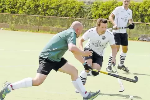 Weiter am Schläger: Karsten Halling (Mitte) im Spiel gegen Frankenthal.