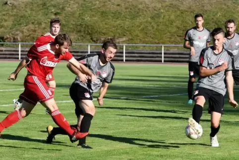 Als Dennis Hirt (links) früh zum 1:0 traf, war die TSC-Pokalwelt noch in Ordnung. Hier wird er von den Eppenbrunnern Luca-Noel S
