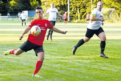 Volltreffer: Michele Lo-Curto schießt das 1:0 für den FV Berghausen II gegen FV Hanhofen II.