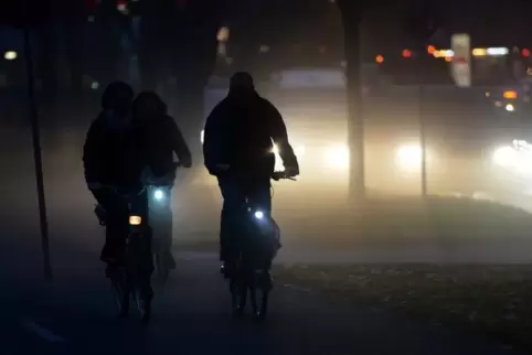 Kaum zu sehen: Radfahrer bei Dunkelheit und dunkel gekleidet. Foto: DPA 
