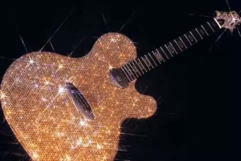 Jens Ritter und die glitzernde Sandokan-Gitarre.