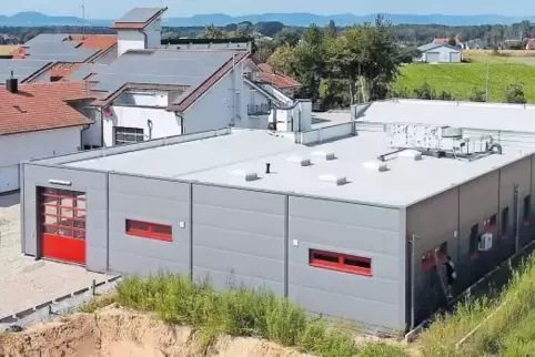 Schmuck steht es da, das neue Servicezentrum. 2019 soll das nebenan liegende Feuerwehrgerätehaus saniert werden. In direkter Nac