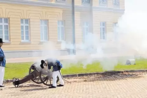 Salutschuss der historischen Karlsruher Bürgerwehr.