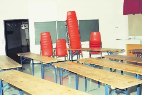 Provisorisch war damals noch die Einrichtung der Klassensäle. Die bestellten Möbel kamen zu spät.