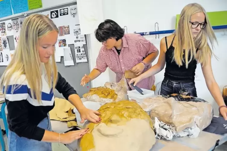Heute ist alles n&ouml;tige da. Zum Jubil&auml;um l&auml;uft derzeit eine Projektwoche. Mona, Dorina und Emily basteln zum Beispiel Masken.
