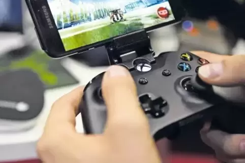 Um Spiele-Hits auszuprobieren, müssen Fans auf der Gamescom oft lange Warteschlangen in Kauf nehmen, bis eine der Spielstationen