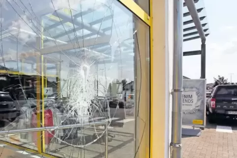 Wie bei Takko waren auch in anderen Läden Fensterscheiben zersplittert.