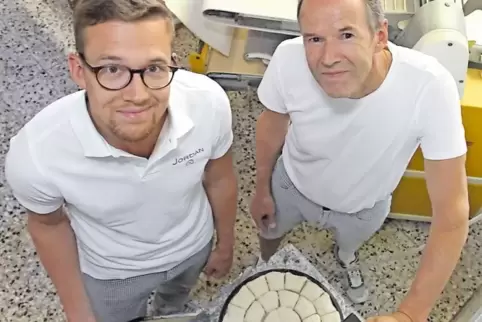 Verzichten bei ihren Backwaren auf Zusatzstoffe und Fertigmischungen: Christian und Klaus Jordan (rechts).