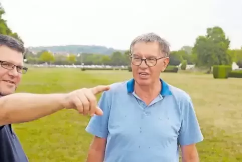 Der Rennleiter des MSC Zweibrücken, Heiko Zeiter (links), zeigt seinem Vater Rudi Zeiter (auch MSC-Vorsitzender) Stellen auf der