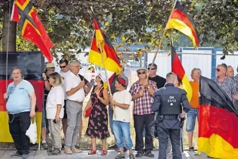 „Hören Sie auf, mich zu filmen“: Bei einer Kundgebung gegen Kanzlerin Merkels Besuch in Dresden stellte sich ein Demonstrant ein