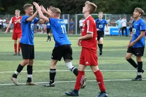 Gratulier dir: Norman Kastl (Nummer 11 in Blau) klatscht Leon Simon ab. Der hat am Donnerstagabend das 1:0 für den FC Speyer 09 