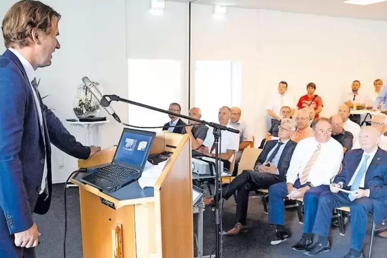 TAS-Gesch&auml;ftsf&uuml;hrer Bernd Schmidt er&ouml;ffnete die Einweihung der neuen Gesch&auml;ftsstelle; in der ersten Reihe (von links) Oberb&uuml;rger