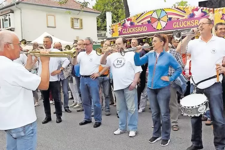 Das Festwochenende ist eröffnet: Der Fanfarenzug der TG 04 Limburgerhof beim Auftakt zum Straßenfest im vergangenen Jahr.