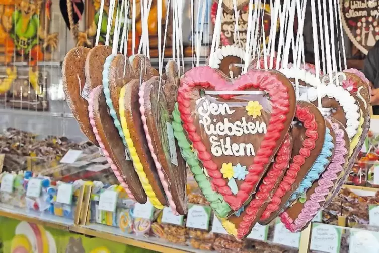 Süße Botschaft: Zuckerwaren gehören zum Straßenfest in Limburgerhof dazu.