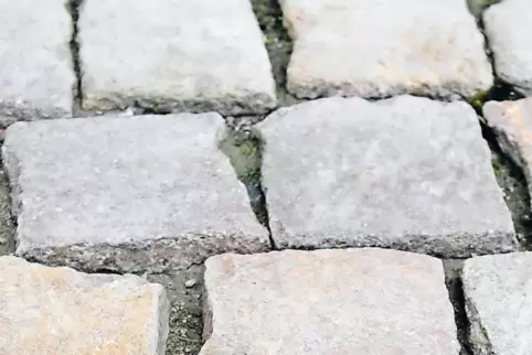 Mit einem Pflasterstein dieser Größenordnung wurden die Scheiben zersplittert.
