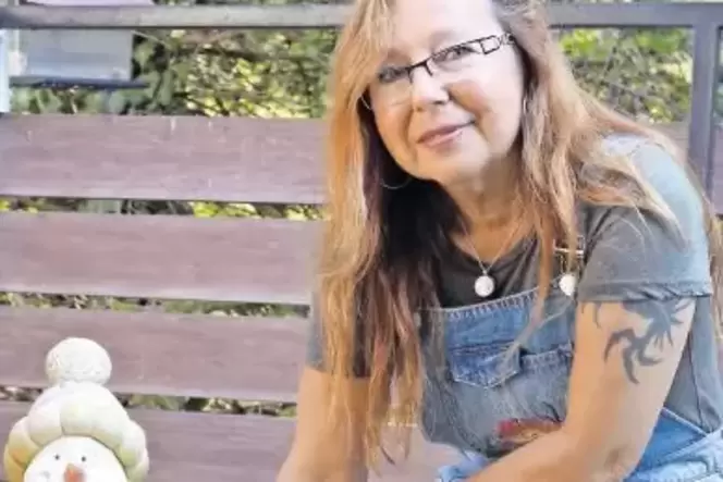 Jeden Tag stellt Maria Heil Leckeres für Eichhörnchen auf ihre Terrasse, die von Bäumen umrahmt ist. Jeden Tag stellt Maria Heil Leckeres für Eichhörnchen auf ihre Terrasse, die von Bäumen umrahmt ist.