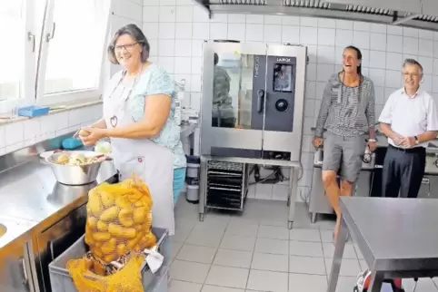Nach der Erweiterung der Kita Löwenzahn in Kirchheim in der neuen Gastroküche (von links): Hauswirtschafterin Stefanie Neunzling