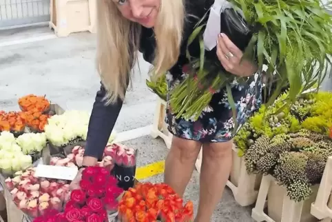 Monika Schmitt behält auch bei der riesigen Blumenauswahl des Mannheimer Großmarkts noch den Überblick.