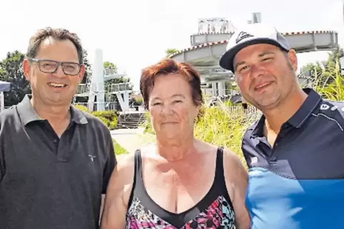 Monika Schmidt mit Bürgermeister Dieter Adam und Betriebsleiter Jan Verstegen (rechts).