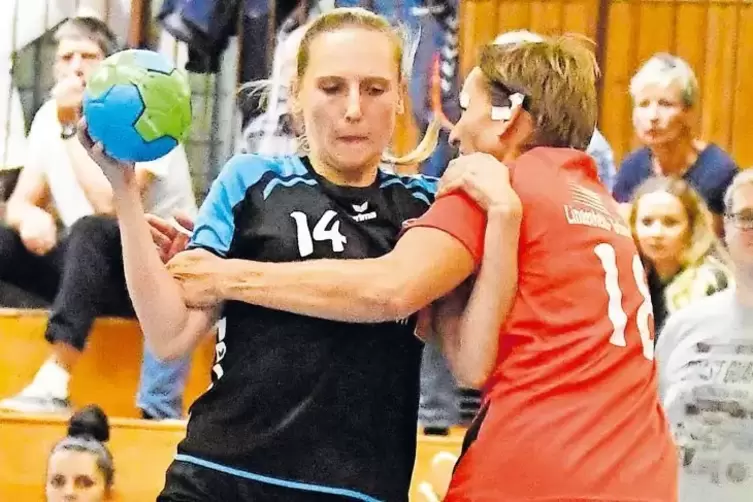 Ihr Ausfall wiegt schwer: HR-Leistungsträgerin Sarah Müller (links) legt eine Handballpause ein.