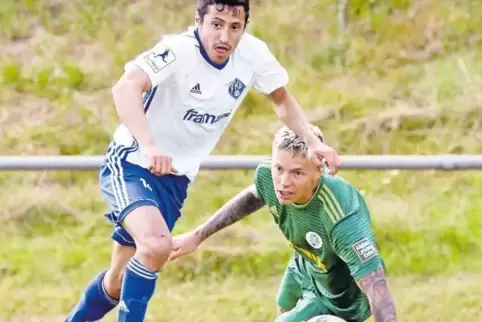 Will beim FKP durchstarten: Yasin Özcelik, der in dieser Szene vom Testspiel gegen den FC Homburg Marco Gaiser sitzen lässt. Ob 