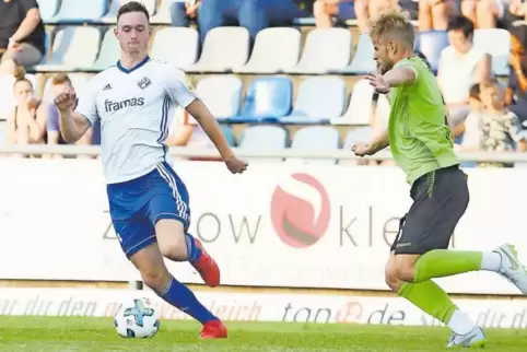 In allen fünf Saisonspielen eingesetzt: Philipp Schuck (links), der erst 19-jährige FKP-Verteidiger. Rechts Johannes Reichert vo