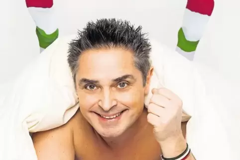 Roberto Capitoni kommt am 8. September mit seinem Programm „Italiener schlafen nackt – manchmal aus in Socken“ nach Deidesheim.