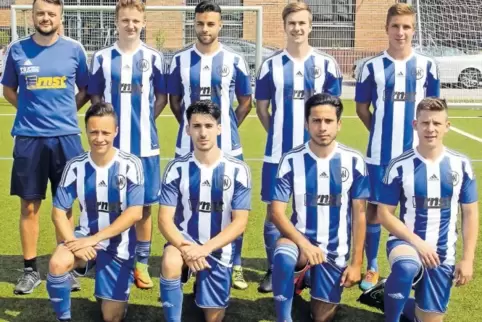 Andreas Hergert (hinten links), Trainer des SVN Zweibrücken, baut in der neuen Spielzeit auf diese Jungs (hinten von links): Fel