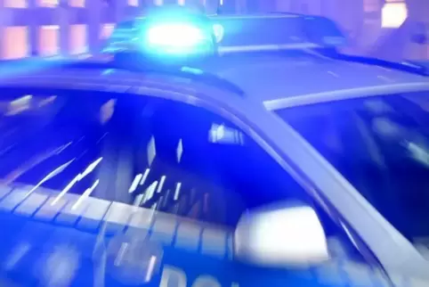 Die Polizei verfolgte den Subarufahrer am Freitag mit Blaulicht und Martinshorn.  Symbolfoto: DPA