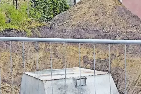 Die Bombe ist abgeschirmt worden. Das Gelände wird vom Vollzugsdienst bewacht.