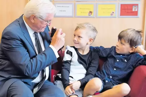 Bitte recht freundlich: Bundespräsident Frank-Walter Steinmeier in Tantow mit Kindern der Kita „Abenteuerland“.