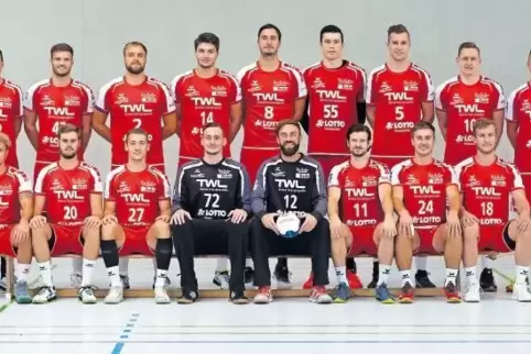 Das ist der Kader, mit dem die Eulen in der Handball-Bundesliga bleiben wollen. Hintere Reihe von links: Co-Trainer Frank Müller