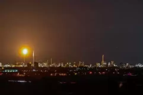 Die Hochfackel des Steamcrackers leuchtet in der Nacht und ist weithin zu sehen. Foto: KUNZ