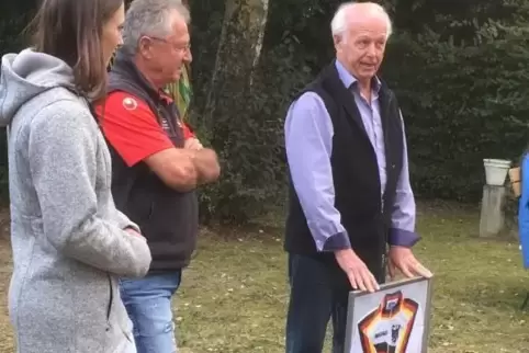 Gerührt: Dieter Landry (rechts) mit Miriam Welte und Landestrainer Frank Ziegler. Foto: huzl