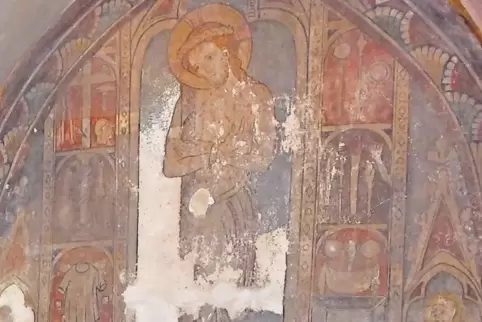 Die Wandmalereien in der Taufkapelle der Landauer Stiftskirche werden wieder in den originalen Zustand versetzt.