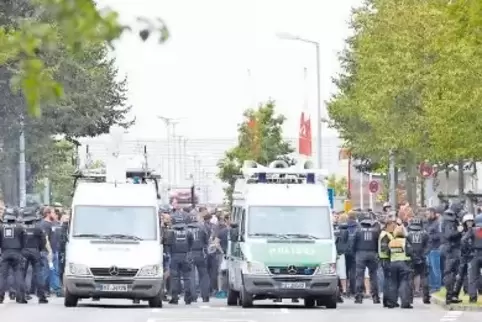 Die Karlsruher Fans wurden nach ihrer Ankunft im Kaiserslauterer Hauptbahnhof von der Polizei zum Fritz-Walter-Stadion geleitet 
