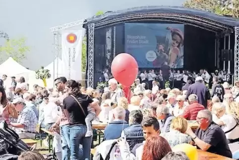 Beim Biosphärenfest in St. Ingbert lassen es sich Besucher beim Essen gut gehen.