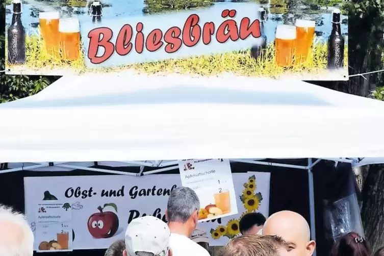 Ein Stand des Obst- und Gartenbauvereins erfrischt die Besucher mit Bliesbr&auml;u aus Mandelbachtal.