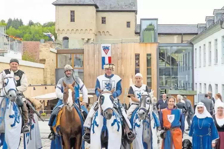 Der „Graf von Veldenz“, Gilbert Haufs-Brusberg (Dritter von links), ritt mit seinen Rittern und Gefolge zum Festakt in der Stadt