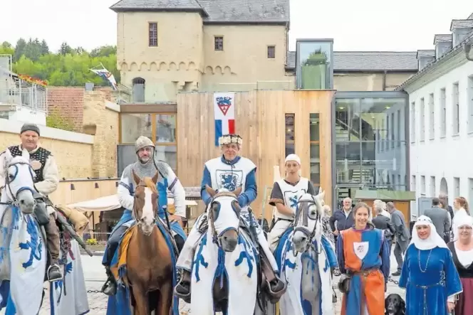 Der »Graf von Veldenz«, Gilbert Haufs-Brusberg (Dritter von links), ritt mit seinen Rittern und Gefolge zum Festakt in der Stadt