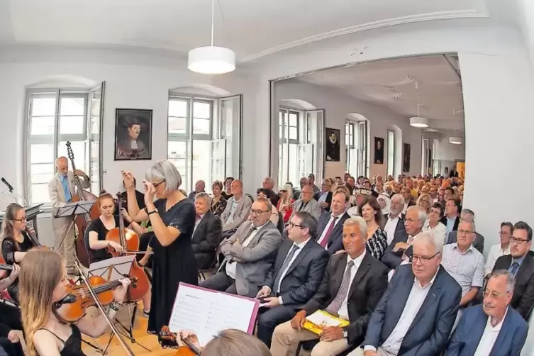 Der Festakt zur Einweihung des Schlosses im Grafensaal wurde von einem Streichensemble der Musikantenland-Musikschule er&ouml;ffnet.
