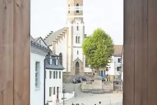 Blick aus dem Fahrstuhl auf den Schlosshof und den Veldenzplatz mit der evangelischen Kirche im Hintergrund.