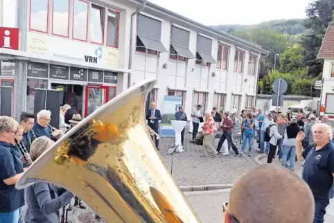 Der Bahnhof in Kusel wurde als dritter „Wanderbahnhof“ des Landkreises ausgezeichnet. Es spielte der Musikverein Herschweiler-Pe