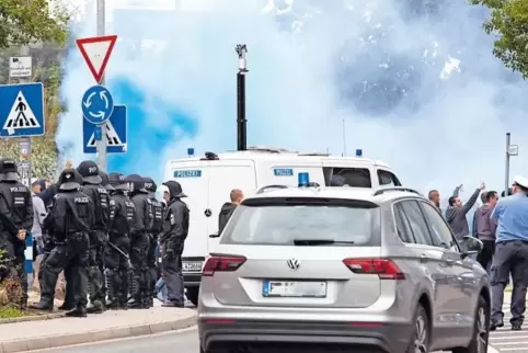 Auf dem Weg zum Fritz-Walter-Stadion zündeten Karlsruher Fans Pyrotechnik und Böller. Die Polizei ermittelte die Verursacher und