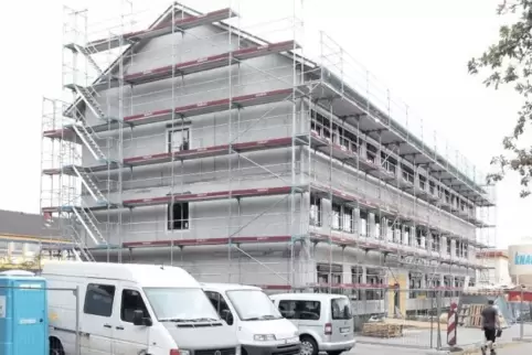 Es geht voran: Das neue Sanitätsversorgungszentrum soll im Frühjahr 2019 fertig werden und das alte, benachbarte Gebäude ersetze