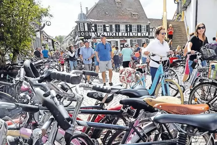 Da wird das Rathaus zum Radhaus: Vor dem alten Rathaus in Deidesheim wurde immer wieder viele Fahrr&auml;der geparkt.