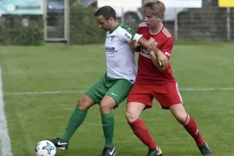 Pascal Diehl (links), hier im Zweikampf mit SC-Spieler Robin Wanger, schoss nach der Pause das 1:0. Foto: BOLTE