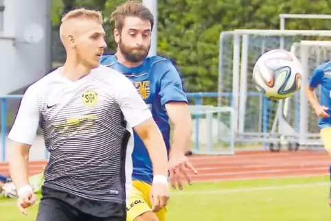 Volle Konzentration im Spitzenspiel: Christian Schirrmann (links) vom SV Hermersberg und Josef Wernz vom FV Rockenhausen.