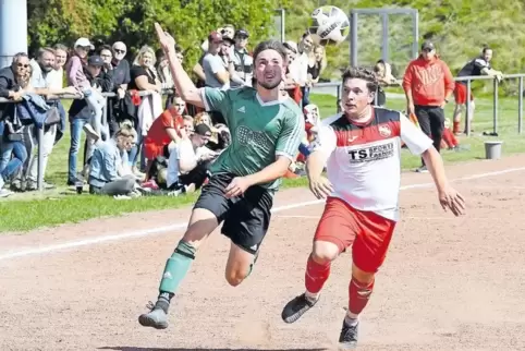 Einen Tick schneller: Christian Gurr, TuS/DJKPirmasens, legt sich den Ball im Topspiel per Kopf vor. Rechts Michael Wagner, TuS 